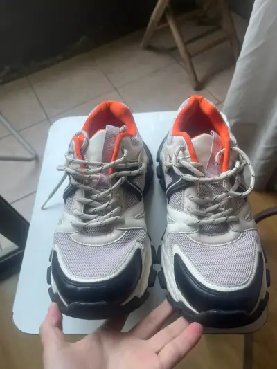 Zapatillas deportivas blancas y naranjas - miniatura 2