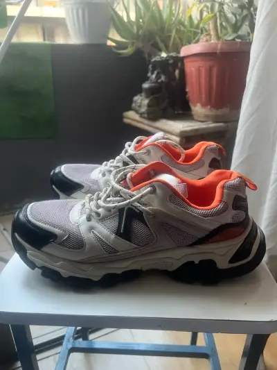 Zapatillas deportivas blancas y naranjas - miniatura 6