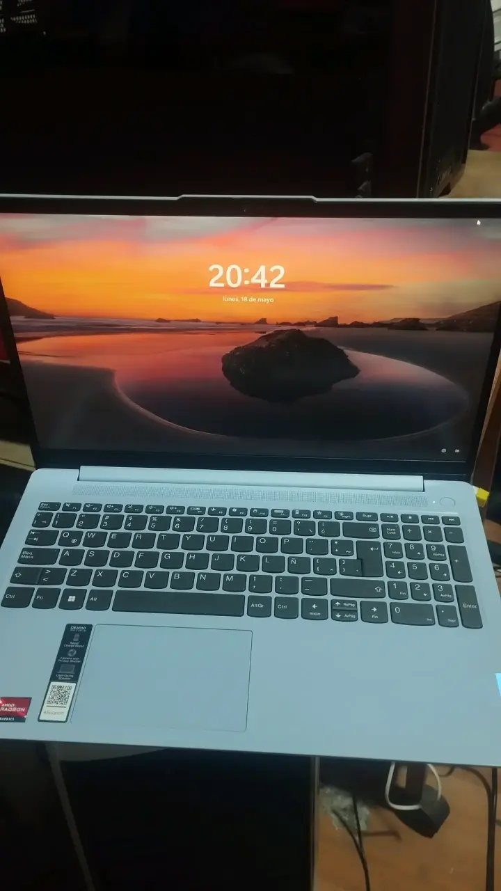 Laptop Lenovo gris en buen estado
