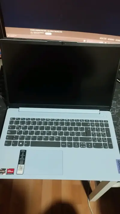 Laptop Lenovo gris en buen estado - miniatura 3