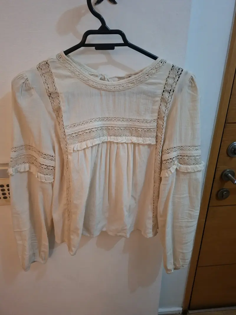 Blusa beige con encaje