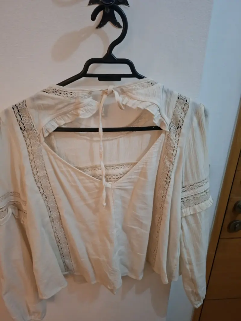 Blusa beige con encaje - 3