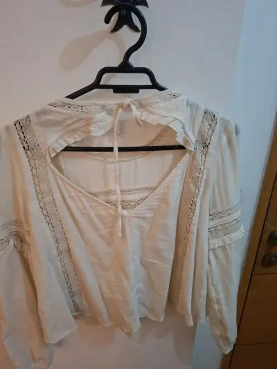 Blusa beige con encaje - miniatura 3