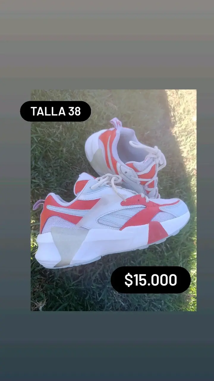 Zapatillas deportivas blancas y naranjas