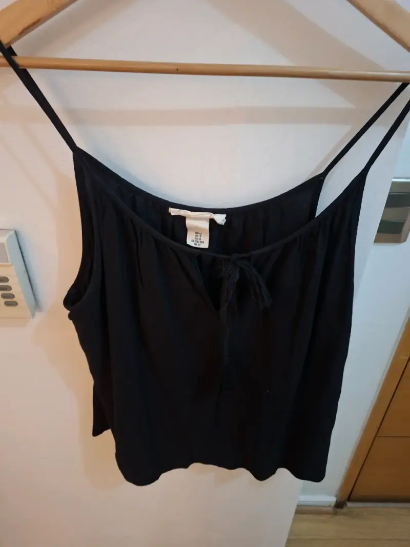 Polera negra de tirantes