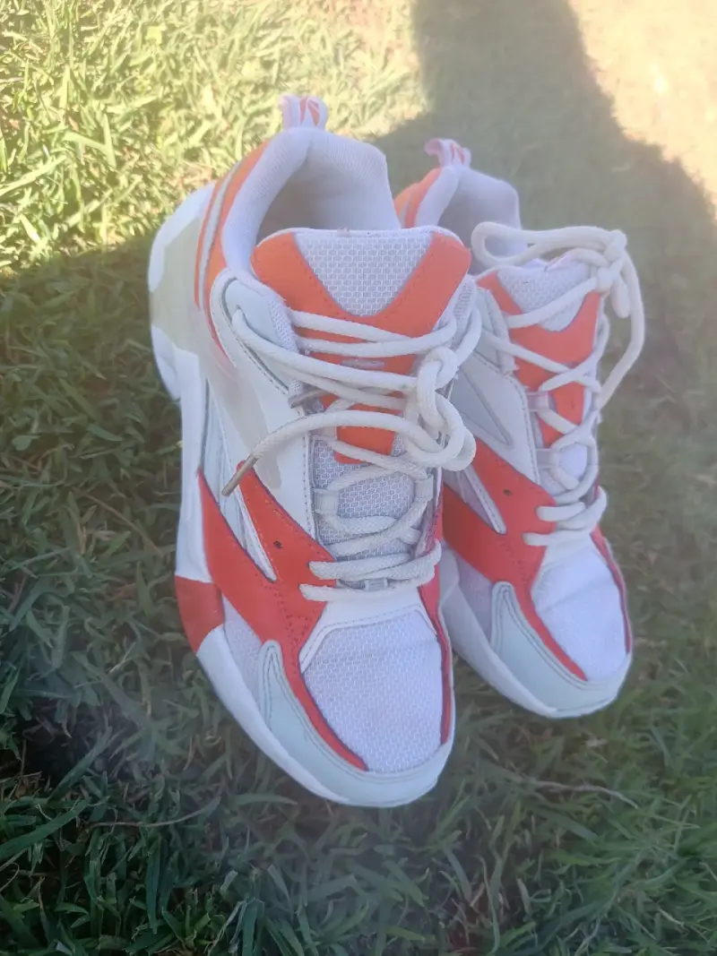 Zapatillas deportivas blancas y naranjas - 2