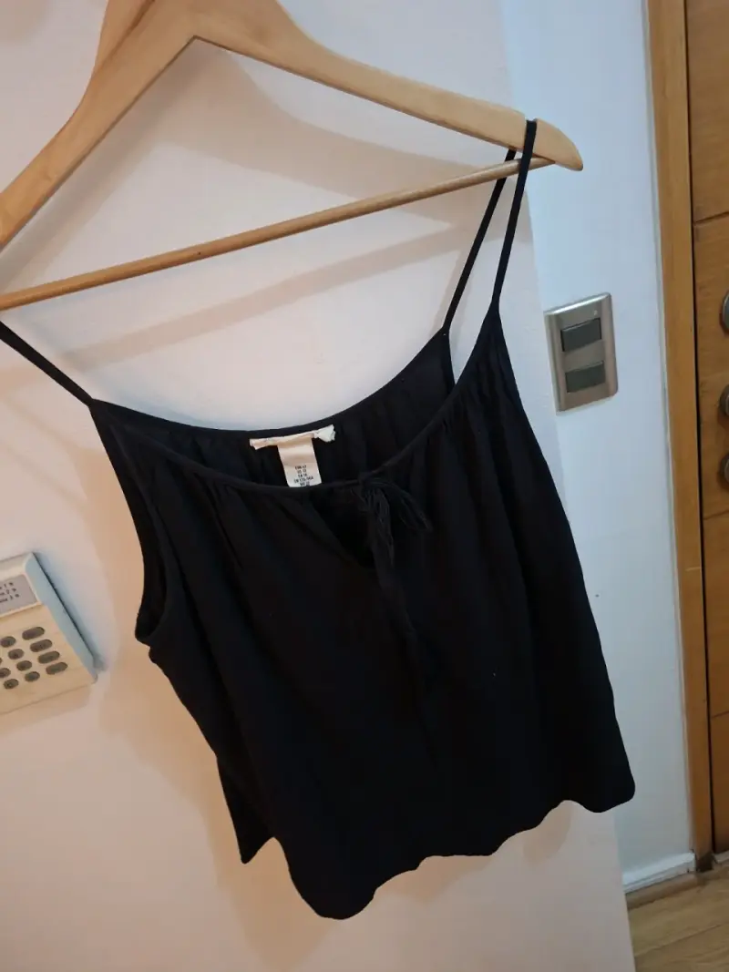 Polera negra de tirantes - 2