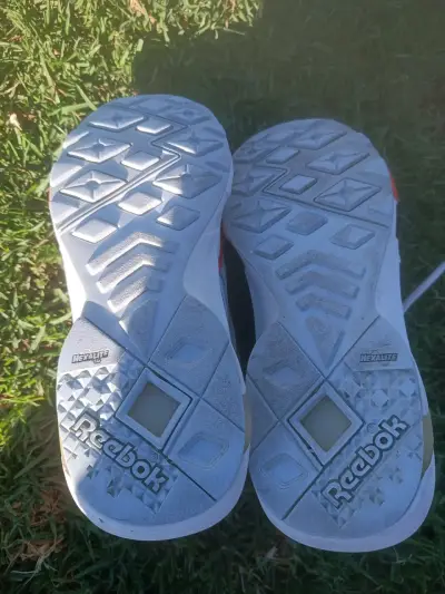 Zapatillas deportivas blancas y naranjas - miniatura 3
