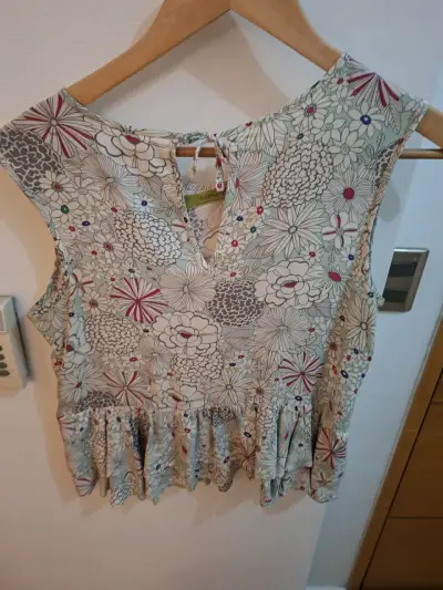 Blusa floreada sin mangas - miniatura 1