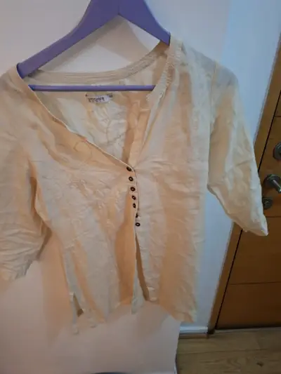 Blusa beige con botones - miniatura 1