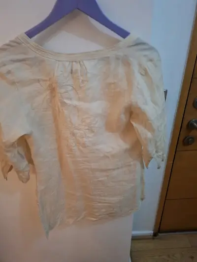 Blusa beige con botones - miniatura 3