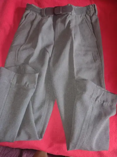 Pantalón gris con cinturón - miniatura 1