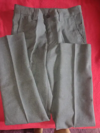 Pantalón gris con cinturón - miniatura 2
