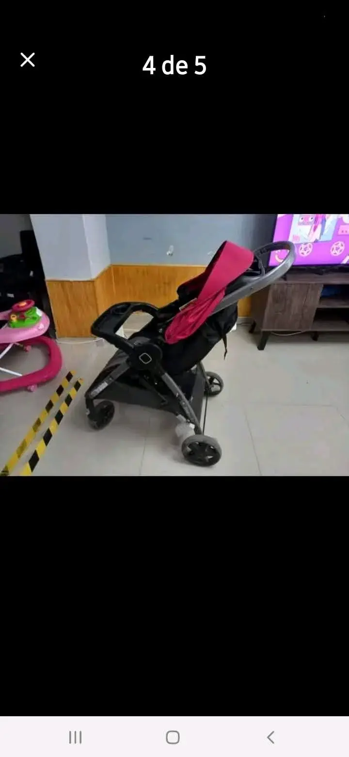 Coche de bebé rojo y negro
