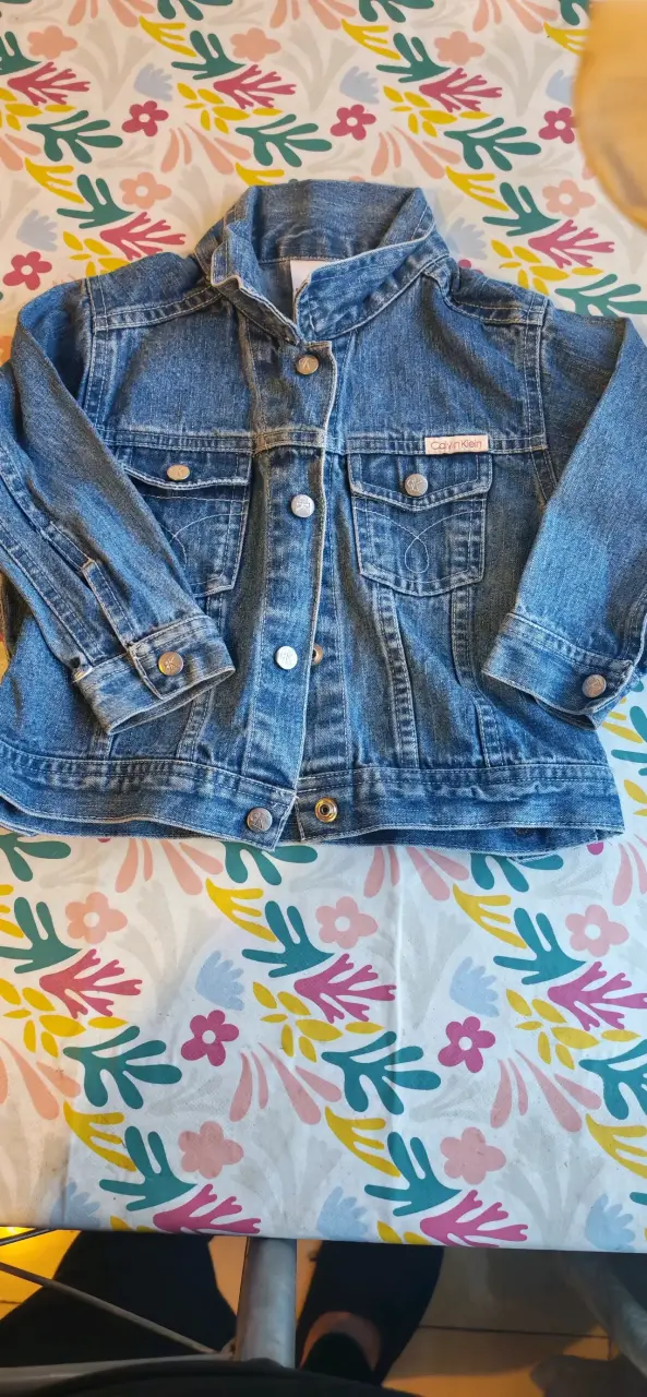 Chaqueta de mezclilla Calvin Klein talla 18 meses