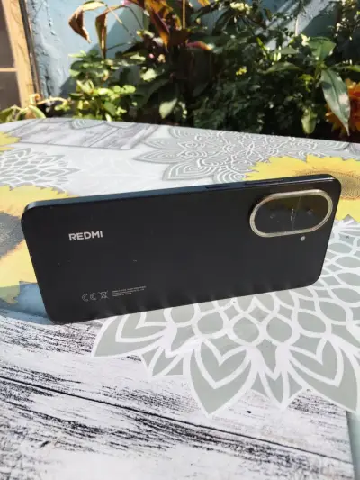 Smartphone con funda transparente - miniatura 2