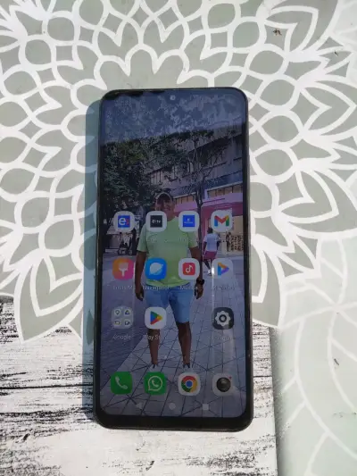 Smartphone con funda transparente - miniatura 4