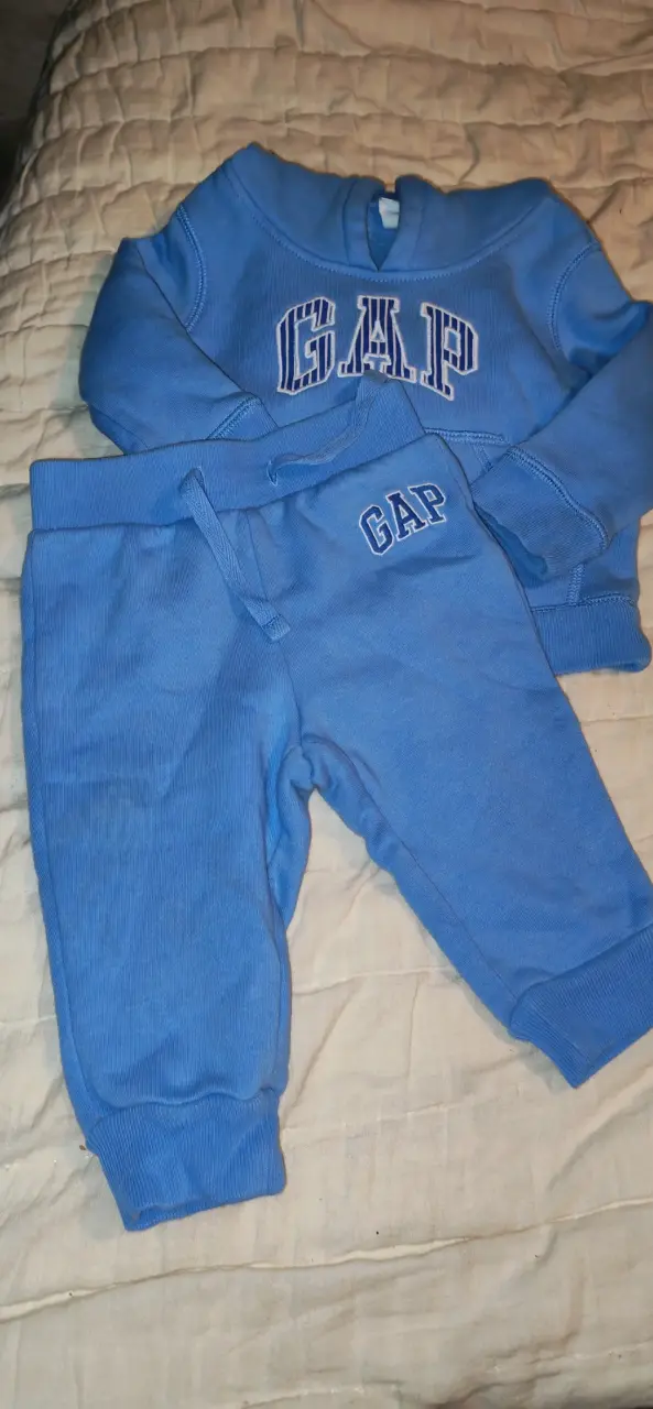 Conjunto azul bebé GAP talla 6 a 9 meses