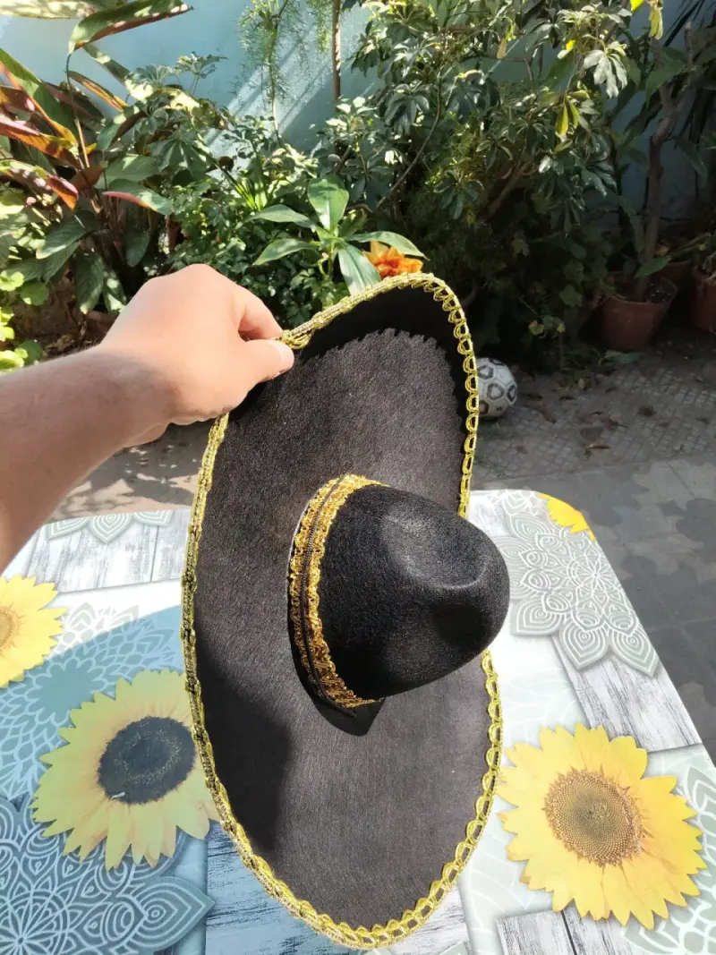 Sombrero charro negro y dorado