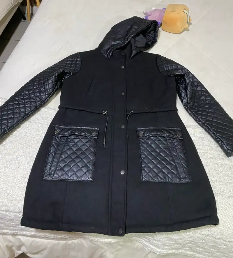 Abrigo negro con capucha