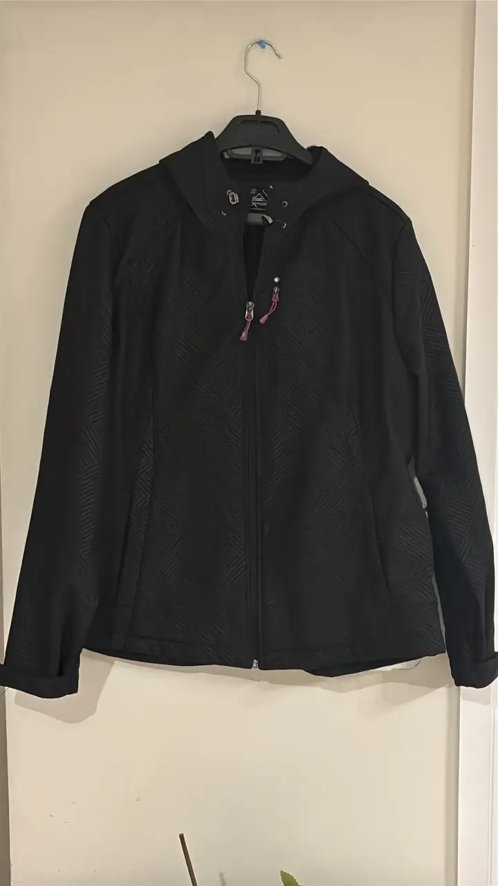 Chaqueta negra con capucha