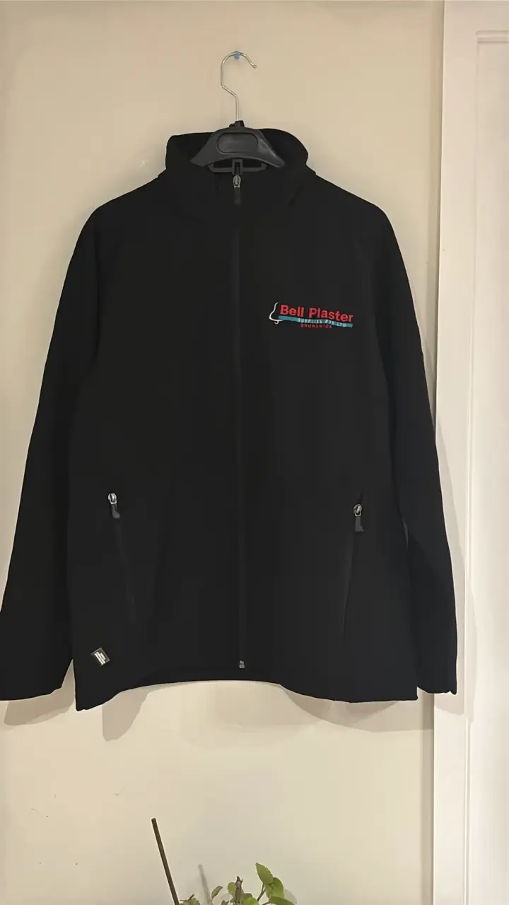Chaqueta negra con logo
