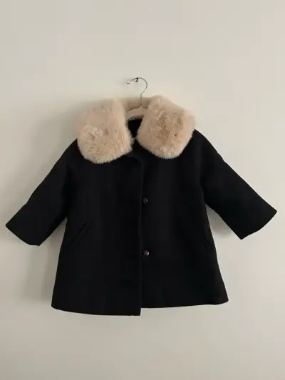 Abrigo negro con cuello de piel 2 años - miniatura 1