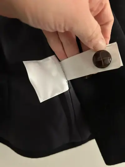 Abrigo negro con cuello de piel 2 años - miniatura 3