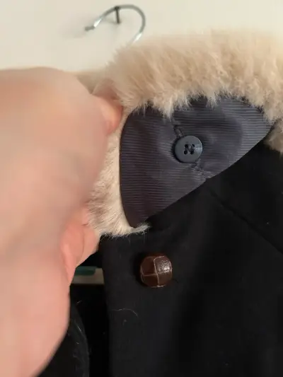Abrigo negro con cuello de piel 2 años - miniatura 6