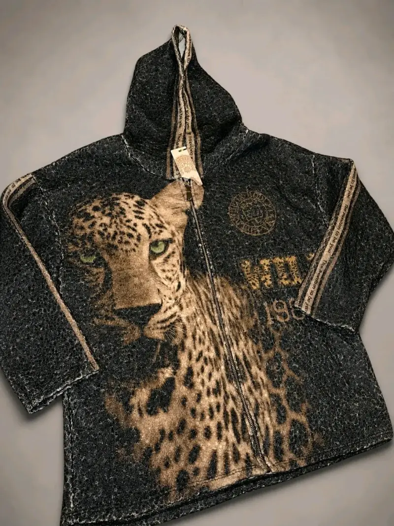 Chaqueta con capucha estampada de leopardo