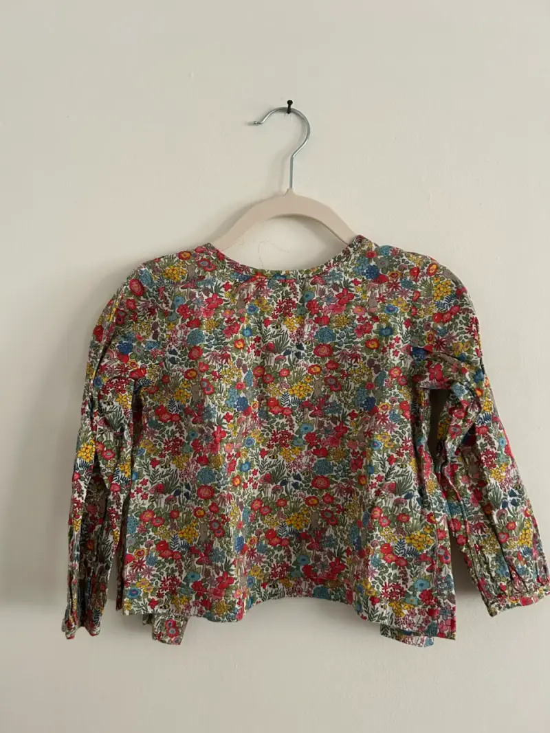 Blusa floral para niña