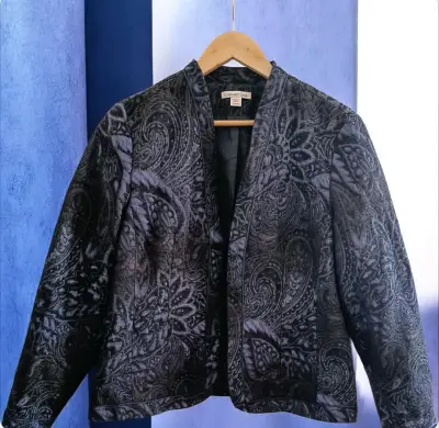 Chaqueta  negra con  estampado - miniatura 1