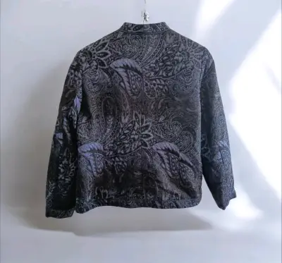 Chaqueta  negra con  estampado - miniatura 2