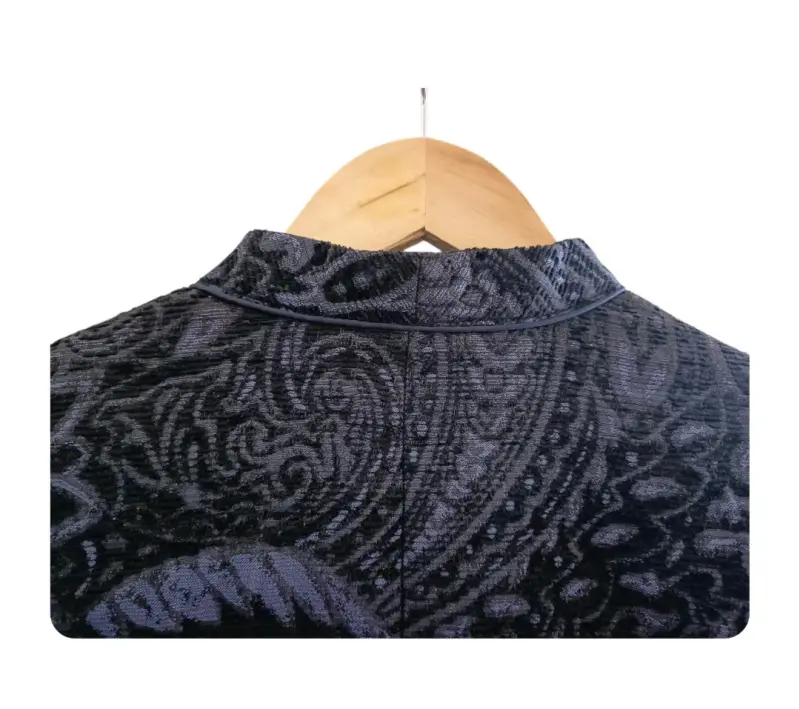 Chaqueta negra con estampado - 5