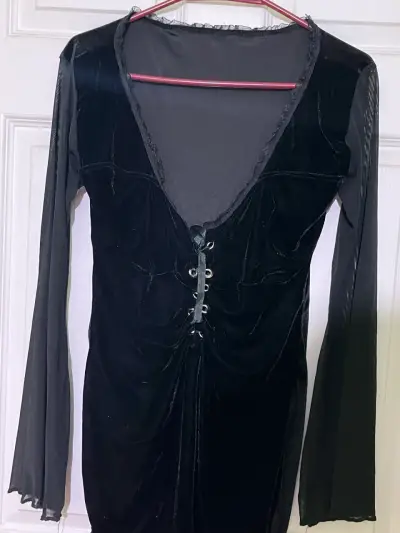 Vestido de terciopelo negro con encaje - miniatura 1