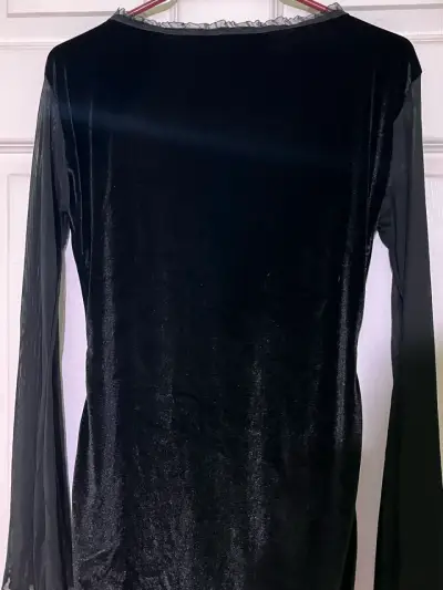 Vestido de terciopelo negro con encaje - miniatura 2
