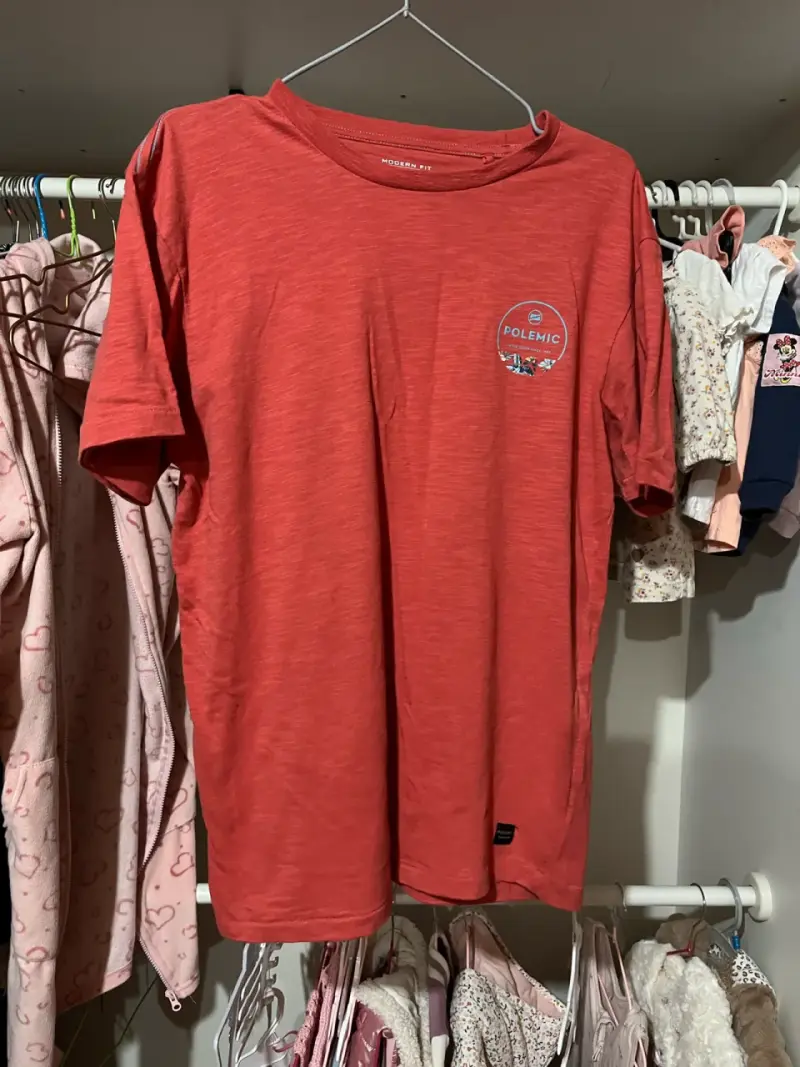 Polera roja modern fit