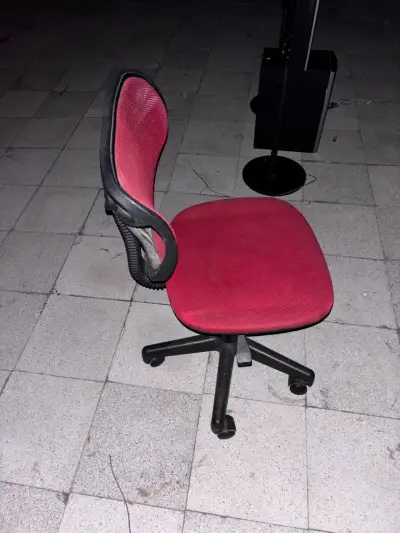 Silla de oficina roja - miniatura 2