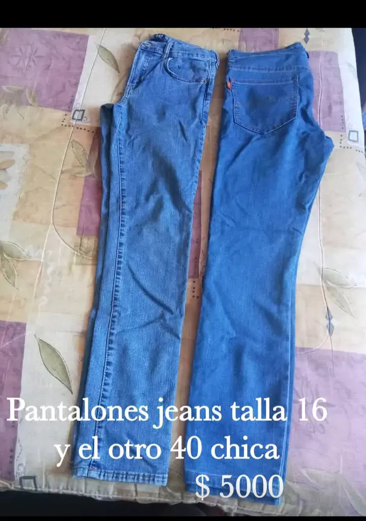 Dos jeans azules diferentes tallas - 1