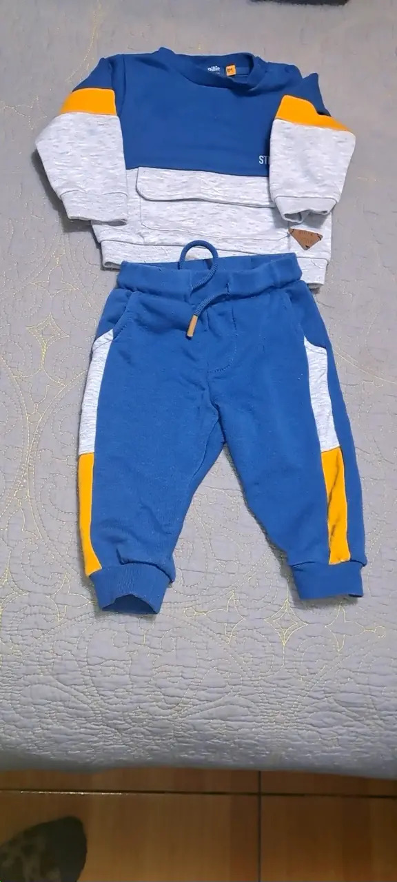 Conjunto infantil azul y gris talle 6 meses.