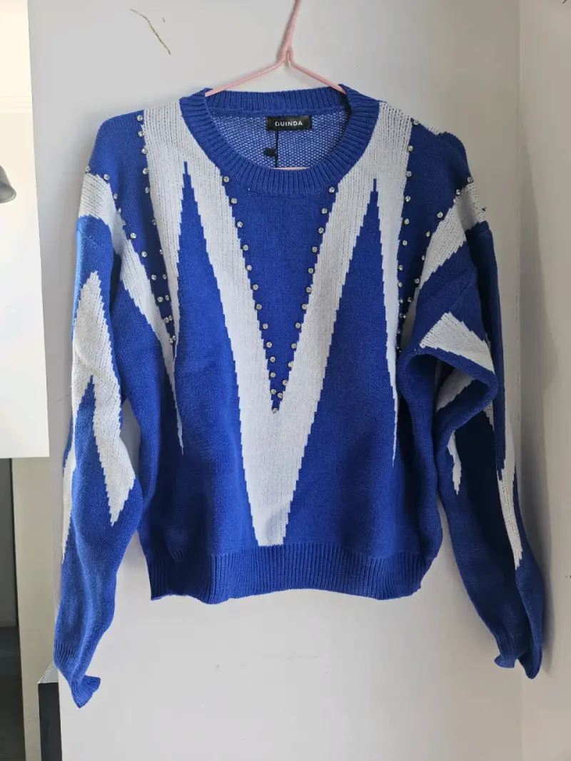 Suéter azul con diseño
