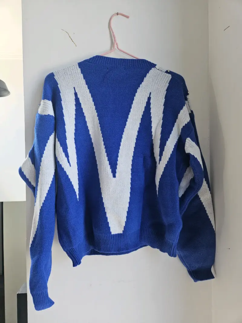 Suéter azul con diseño - 2