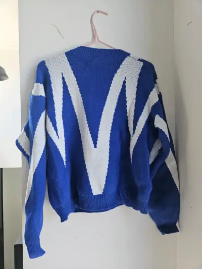 Suéter azul con diseño - miniatura 2