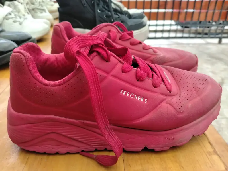 Zapatillas Skechers rojas usadas