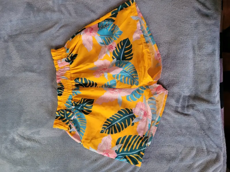 Shorts florales amarillos