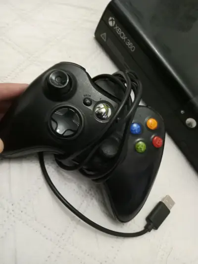 Consola Xbox 360 con control - miniatura 1