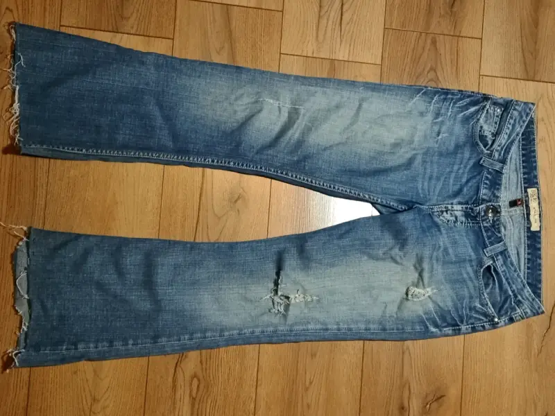 Jeans azul desgastados tiro bajo