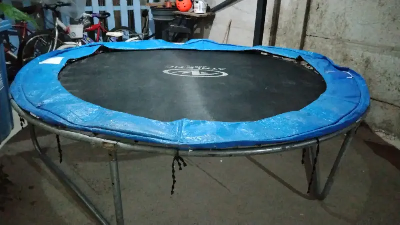 Trampolín redondo con protección azul