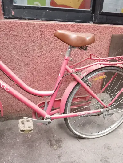 Bicicleta urbana rosada con canasto - miniatura 2