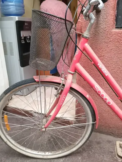 Bicicleta urbana rosada con canasto - miniatura 4
